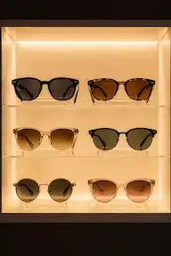 Persona usando gafas oscuras modernas para destacar la importancia de usar lentes de sol homologados.