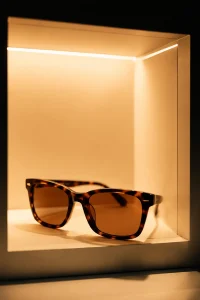 Persona usando gafas oscuras modernas para destacar la importancia de usar lentes de sol homologados.